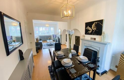 Whitefoot House | Stunning Modern Cozy 5 star 3 bedroom house-Free Parking Greater London Metro Stations hosted by Tony