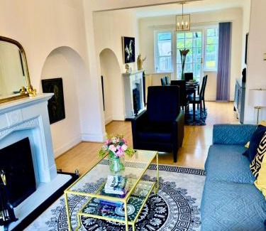 Whitefoot House | Stunning Modern Cozy 5 star 3 bedroom house-Free Parking Greater London Metro Stations hosted by Tony