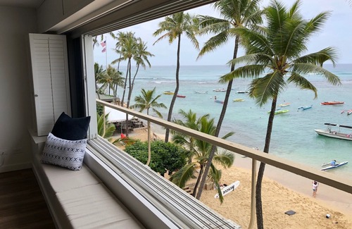 Diamond Head - Kapahulu - St. Louis Condo | Stunning, newly remodeled Waikiki beachfront condo!