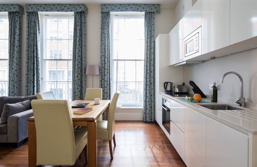 St. Pancras Apartment | Stunning one bedroom apartment with twin balconies