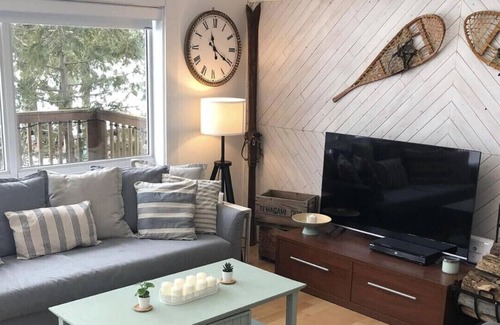 Carden Cottage | Stunning Open Concept Viceroy Chalet Style Cottage on Lake Dalrymple.