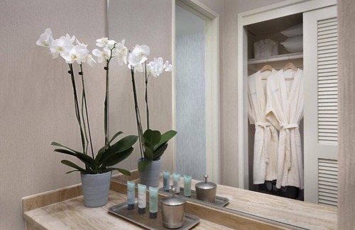 Crown Point Hotel | Stunning Pacific Views from King Room | Catamaran Resort