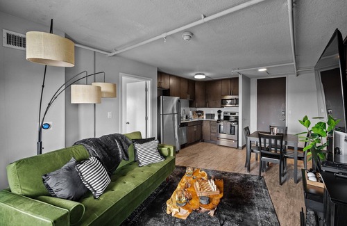 Downtown Des Moines Apartment | Stunning Penthouse - King Bed - City/River View - Corner Unit - Wells Fargo