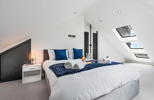 Uxbridge North Apartment | Stunning Penthouse-Style 2-Bed Uxbridge