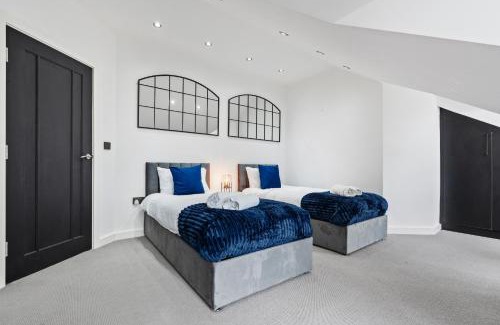 Uxbridge North Apartment | Stunning Penthouse-Style 2-Bed Uxbridge