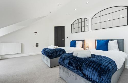 Uxbridge North Apartment | Stunning Penthouse-Style 2-Bed Uxbridge