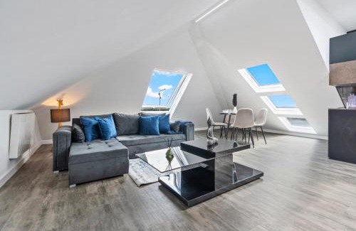 Uxbridge North Apartment | Stunning Penthouse-Style 2-Bed Uxbridge
