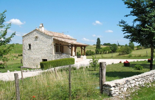 Lalbenque Villa | Stunning private villa for 4 people with TV, terrace, pets allowed and parking