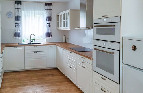 Hessenburg House | Stunning private villa for 6 people with WIFI, TV and terrace