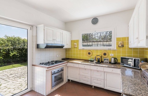 Colonia Elena Villa | Stunning private villa for 11 guests with WIFI, TV, patio, pets allowed and parking