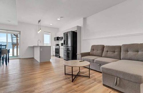 Grande Prairie House | Stunning Private Suite | Free Wifi | Full Kitchen