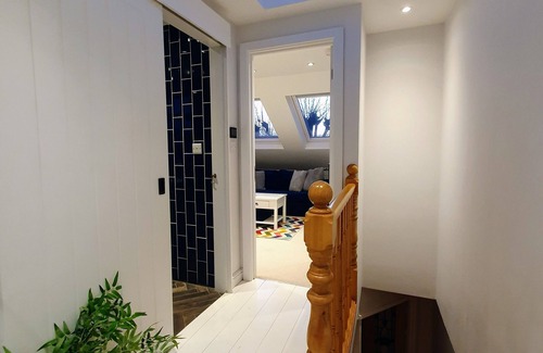 Boleyn House | Stunning private guest suite, City views & Jacuzzi bath