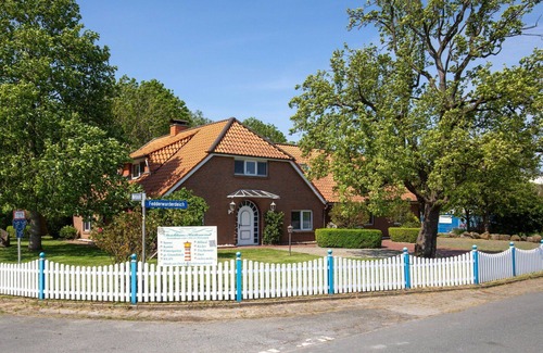 Butjadingen House | Stunning private villa for 20 people with WIFI, TV, terrace and pets allowed