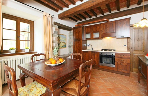 Sansepolcro Villa | Stunning private villa for 15 people with private pool, WIFI, hot tub, TV, patio and pets allowed