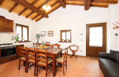 Sansepolcro Villa | Stunning private villa for 15 people with private pool, WIFI, hot tub, TV, patio and pets allowed
