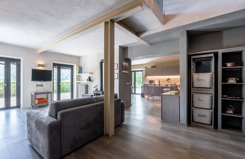 Bossolasco House | Stunning private villa for 6 people with WIFI, private pool, TV, patio and pets allowed