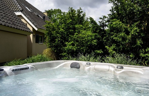Vlagtwedde House | Stunning private villa for 6 guests with WIFI, pool, TV, terrace, pets allowed and parking