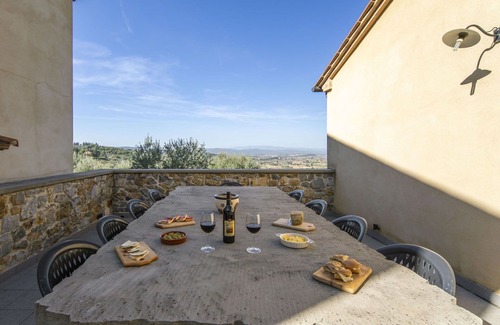 Lucignano House | Stunning private villa for 26 guests with A/C, private pool, WIFI, hot tub, TV and terrace