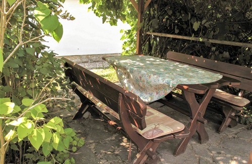 Prysk Villa | Stunning private villa for 5 people with WIFI, TV, patio, pets allowed and parking