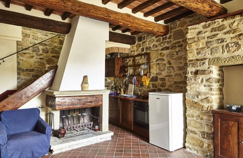 Capolona Villa | Stunning private villa for 18 people with WIFI, private pool, TV and pets allowed, close to Arezzo