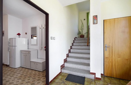 Neurazy House | Stunning private villa for 10 guests with private pool, WIFI, hot tub, TV, terrace and pets allo.