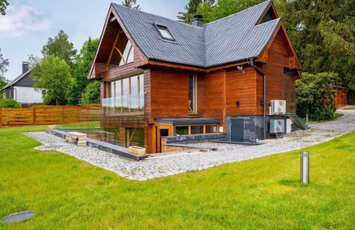 Oybin House | Stunning private villa with A/C, hot tub, WIFI, TV, patio, pets allowed and panoramic view