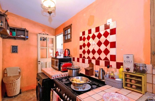 Apt House | Stunning private villa for 5 guests with WIFI, private pool, TV and patio