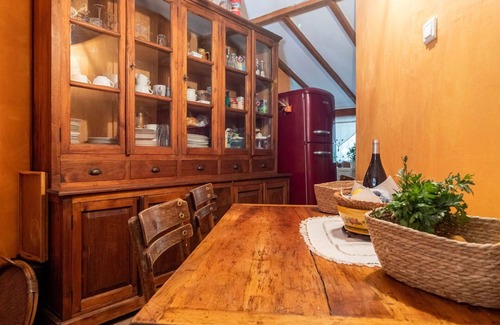 Apt House | Stunning private villa for 5 guests with WIFI, private pool, TV and patio