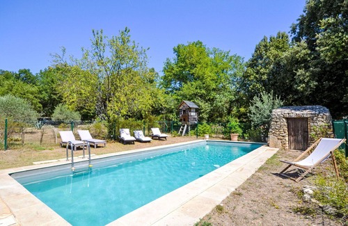Apt House | Stunning private villa for 5 guests with WIFI, private pool, TV and patio