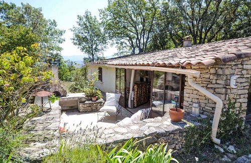 Apt House | Stunning private villa for 5 guests with WIFI, private pool, TV and patio