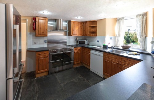 Fivelanes House | Stunning private villa for 9 people with hot tub, WIFI, TV, patio and pets allowed