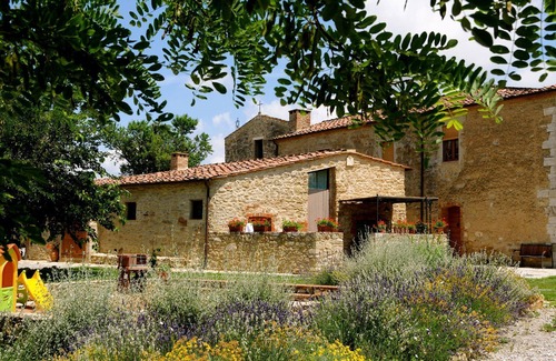 Asciano Villa | Stunning private villa for 4 guests with A/C, WIFI, pool, TV and terrace