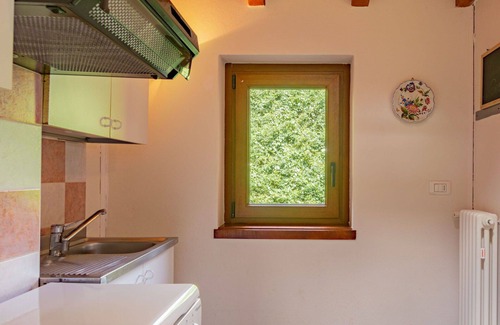 Cremia House | Stunning private villa for 4 people with WIFI, TV, balcony, pets allowed and parking