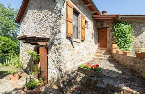Monticiano Villa | Stunning private villa for 6 guests with private pool, WIFI, TV, patio, pets allowed and parking
