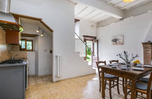 Sorano House | Stunning private villa for 22 guests with WIFI, private pool, patio and pets allowed