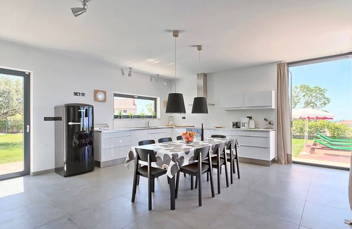 Farini Villa | Stunning private villa with WIFI, A/C, private pool, TV, patio, panoramic view and parking