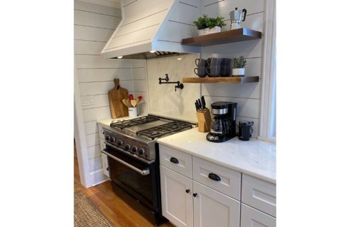 Cottekill House | Stunning Renovated Farmhouse- near walking trails
