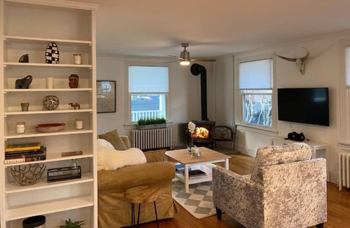 Cottekill House | Stunning Renovated Farmhouse- near walking trails