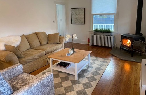 Cottekill House | Stunning Renovated Farmhouse- near walking trails