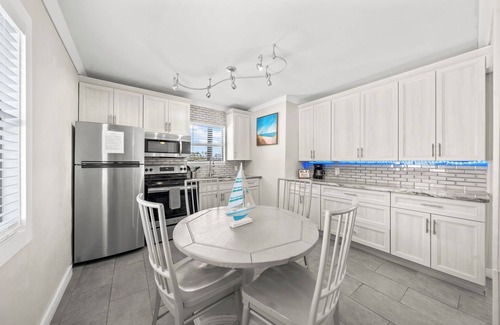 Orlando Beach Condo | Stunning Riverfront Villa W/Steps from Private Beach Access & Perfect Setting for Events ⛵🌅