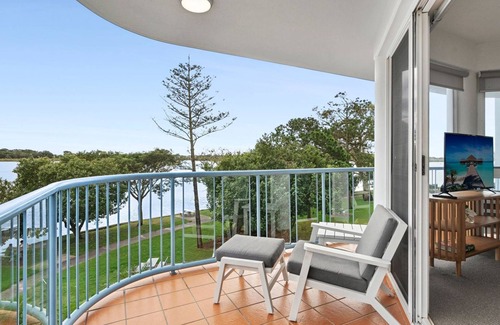 Maroochydore Apartment | Stunning Rooftop Retreat with Private Jacuzzi on the Maroochy River