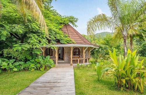 Praslin Island Villa | Stunning Room With Refreshing Pool And Beach View