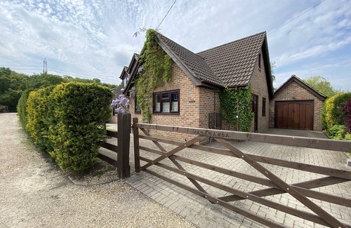 New Forest District House | Stunning Rustic Home with Log Burner, New Forest District