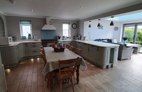 Treator Cottage | Stunning Sea View Cottage 3Min Walk to Beach, Sleeps 8, Family-Friendly Retreat!