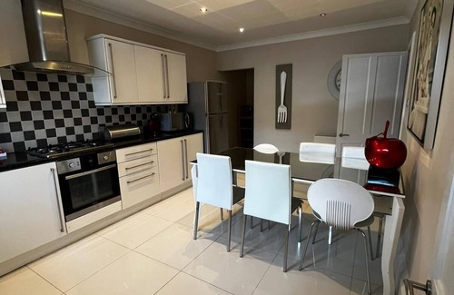 Glasgow Westend Apartment | Stunning, Spacious, 2 bedroom Finnieston Apt, private parking and close to SEC &
