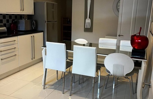 Glasgow Westend Apartment | Stunning, Spacious, 2 bedroom Finnieston Apt, private parking and close to SEC &
