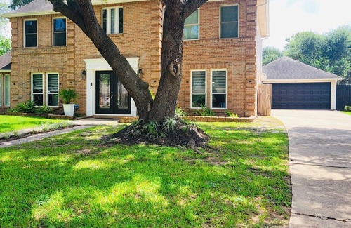 Houston House | Stunning & Spacious 5-bedroom house features a gorgeous private pool
