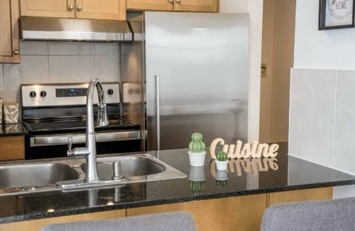 Bay Street Corridor Apartment | Stunning Unit in the Heart of Downtown Toronto with free Parking