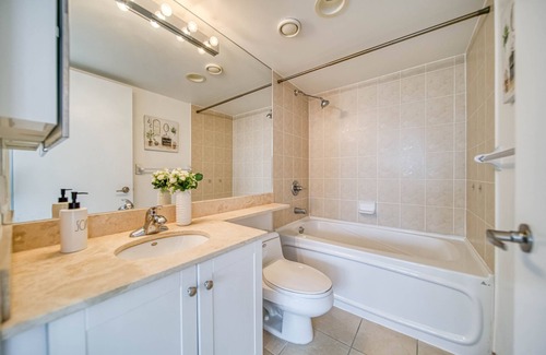 Bay Street Corridor Apartment | Stunning Unit in the Heart of Downtown Toronto with free Parking
