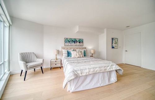Bay Street Corridor Apartment | Stunning Unit in the Heart of Downtown Toronto with free Parking